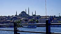 Istanbul - La mosquée Bleue vu de dessous le pont de Galata